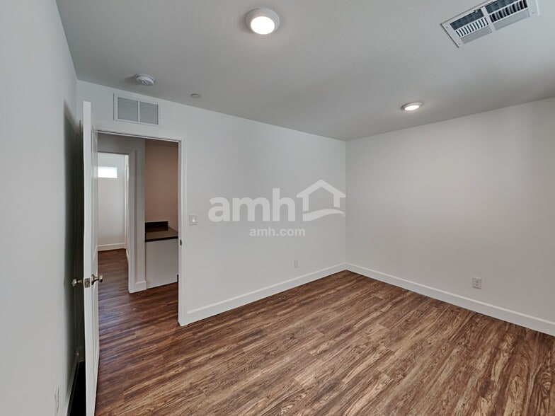 Building Photo - 3360 Blodwen St