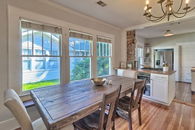 Building Photo - Adorable Bungalow in Highly Sought-After C...