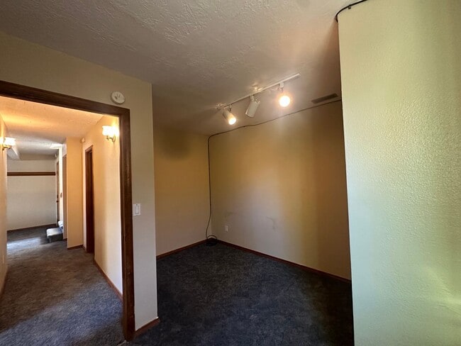 Building Photo - 3 Bedroom 2 Bathroom Home available to rent in Farmington