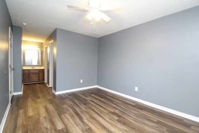 Building Photo - Updated 2BD/2BA Apartment in North Pensaco...
