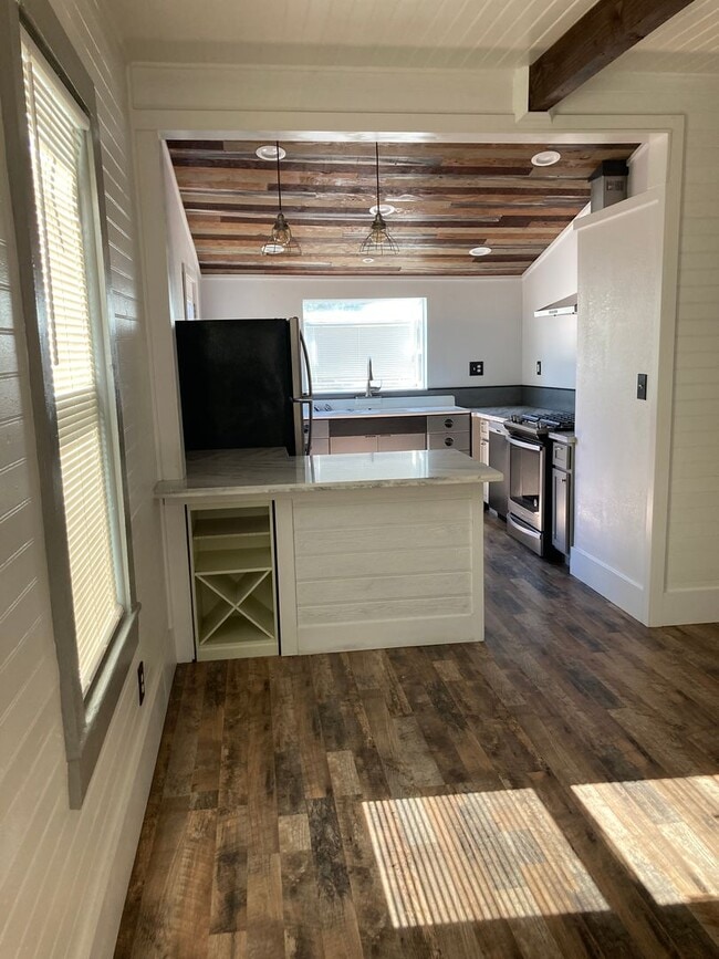 Building Photo - *READY FOR MOVE IN* Victorian Home In Reno