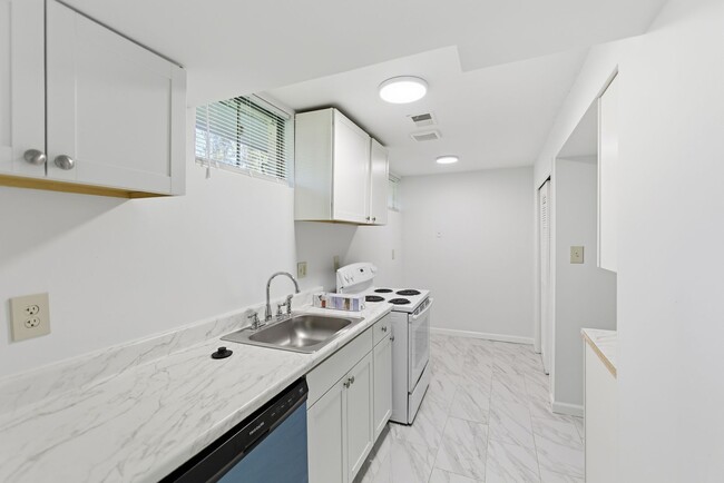 Building Photo - Charming 3 BR/2.5 BA Single-Family Home in...