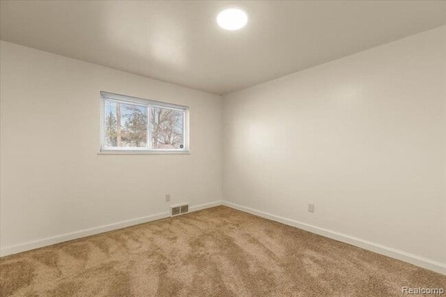 Building Photo - 10343 N Oak Dr