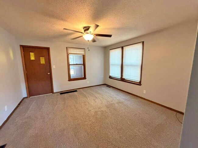 Building Photo - 2130 S Riverside Dr
