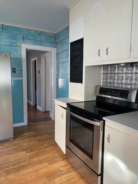 Kitchen - 509 Spruce St E