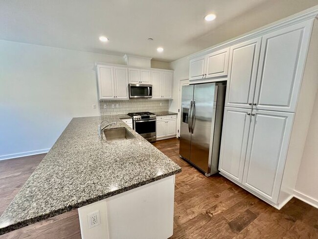 Building Photo - Beautiful Upgraded 3-Bedroom Townhouse in ...