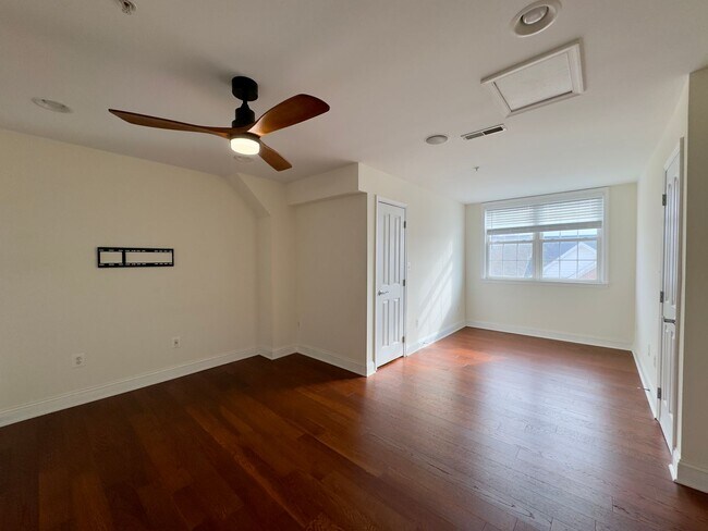 Building Photo - Charming 4 Bedroom/3.5 Bathroom Townhome with In-Unit Laundry in Pigtown, Baltimore, MD!