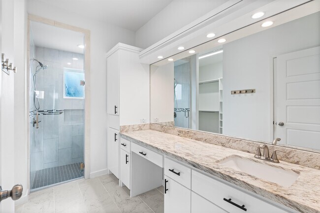 Building Photo - 905 Rotonda Ln