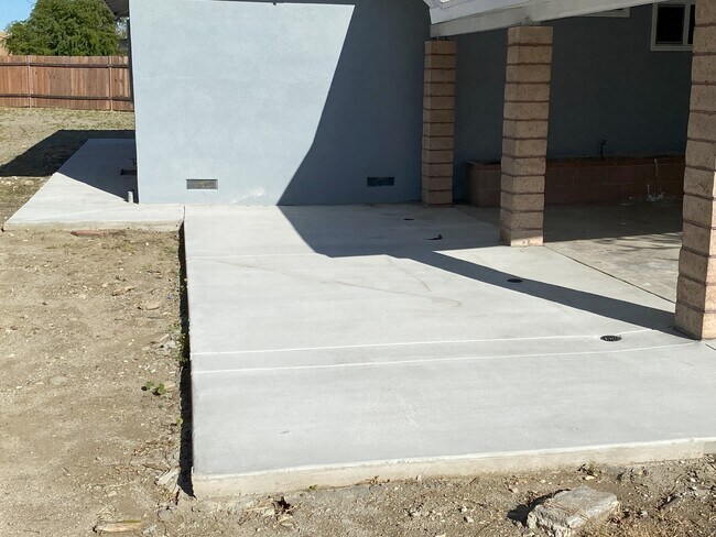 Building Photo - 9211 Vernon Ave