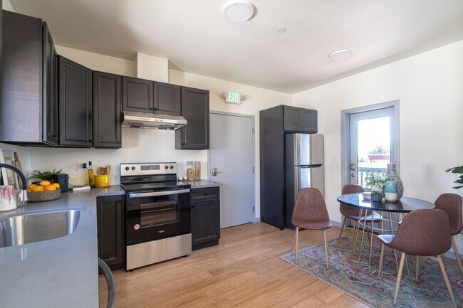 Building Photo - Please call Shami at (415) 225-2543 to sch...