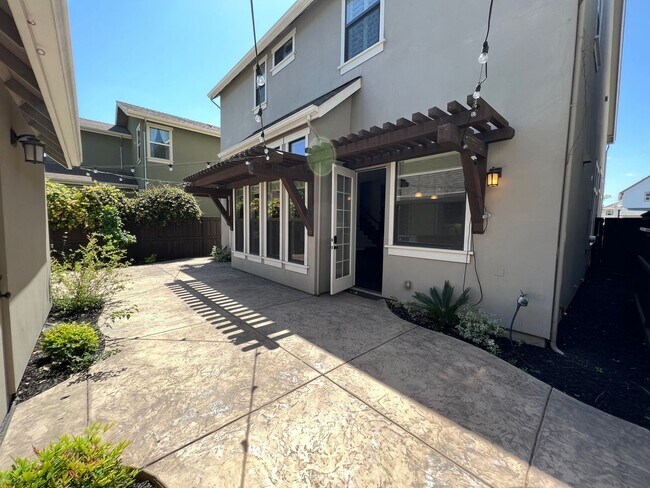 Building Photo - 3 bedroom | 2.5 bathroom | Crocker Village...