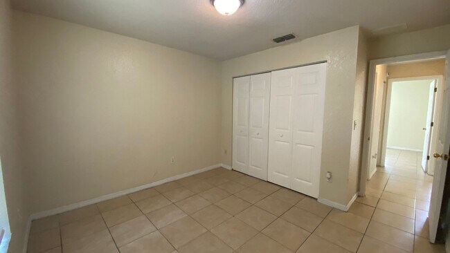 Building Photo - 523 Silver Way Dr