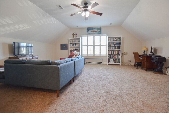 Building Photo - Pet Friendly Three Bedroom with Bonus!