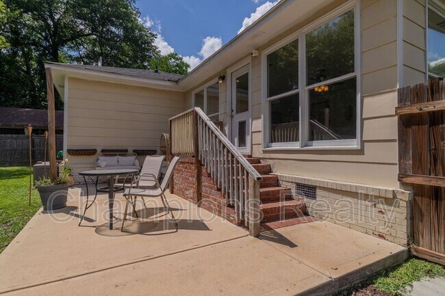 Building Photo - 1514 Crest Dr