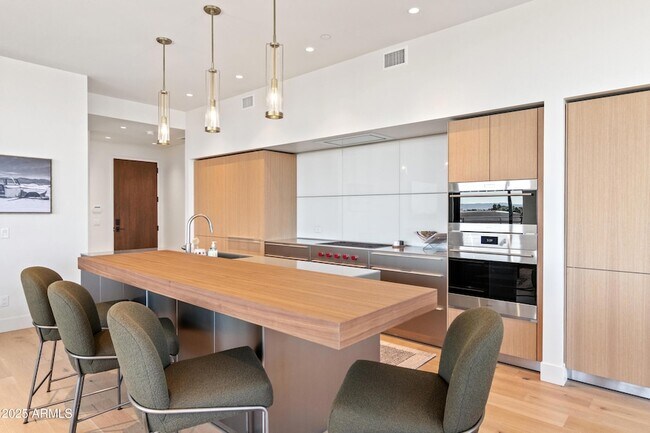 Building Photo - 5000 N Camelback Rdg Dr