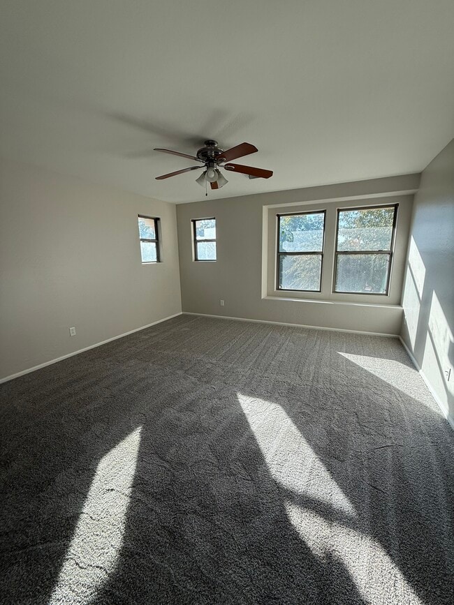 Building Photo - 942 S Deerfield Ln