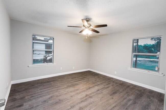 Building Photo - 2121 Holly Dr