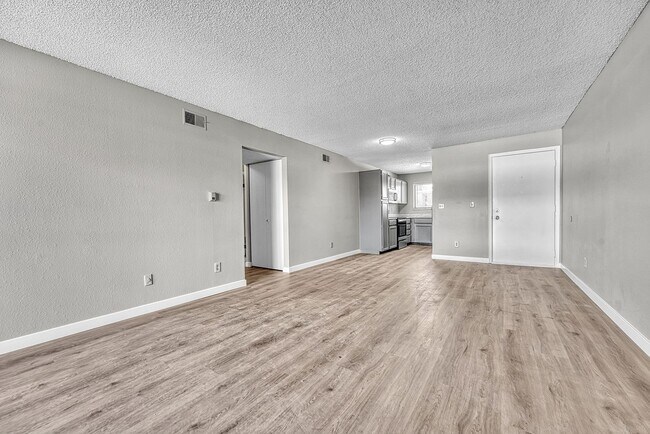 Building Photo - Updated 2 bed / 1 bath home in Lakewood!