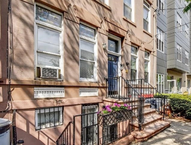 Building Photo - 212 9th St