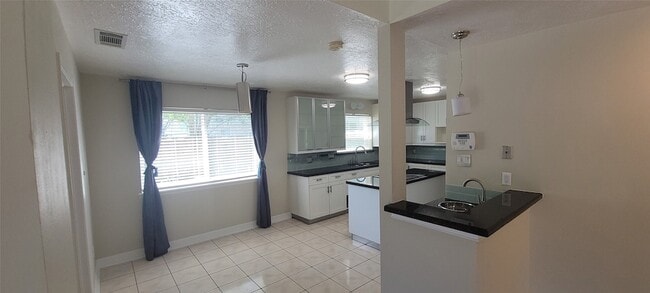 Building Photo - 11302 Meadow Lake Dr