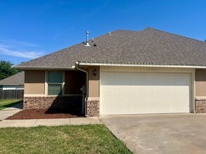 Building Photo - Beautiful 3 Bed 2 Bath Duplex!!