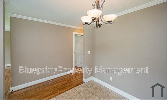 Building Photo - 616 Elm St SW