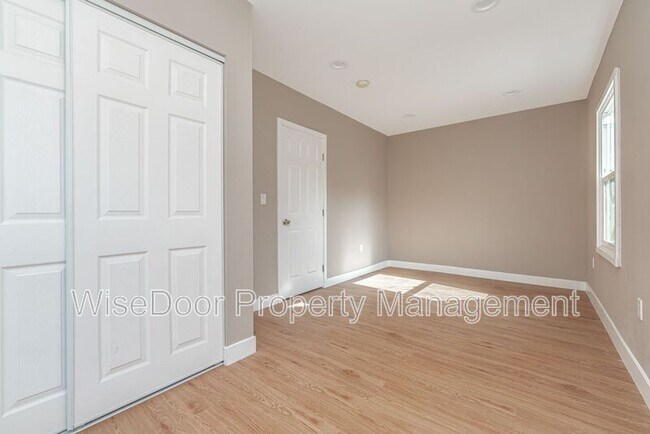 Building Photo - 1510 N Durant St