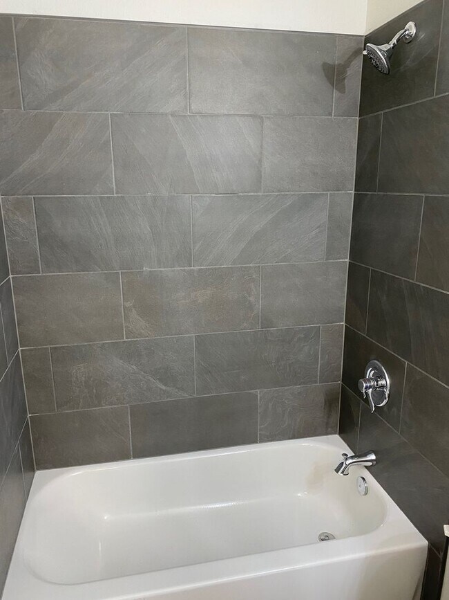 Building Photo - Updated 2bed/1bath Apartment in Prime Redmond Location!