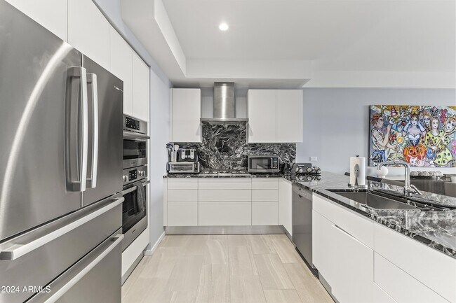 Building Photo - 7180 E Kierland Blvd