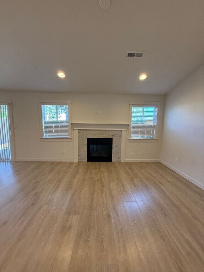 Building Photo - 3 Bedroom / 2 Bathroom in NW Redmond OR