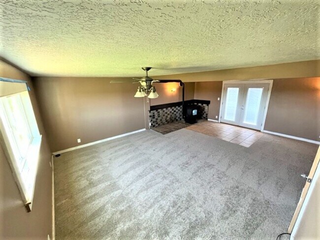 Building Photo - Enjoy the Country living, Home on acres in Yamhill Oregon