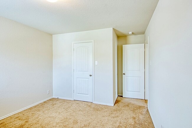 Building Photo - Kendall Brook Unit 1B