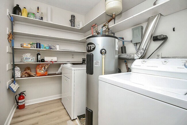 Building Photo - Spacious 2BR/2BA Condo in Prime South Charlotte Location!