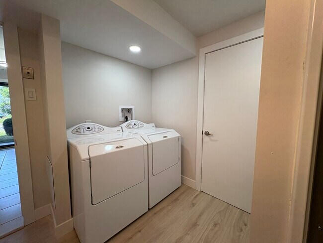 Building Photo - 1833 S Jeri Dr