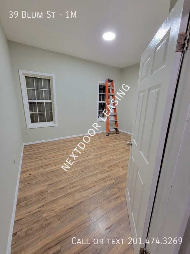 Building Photo - 39 Blum St