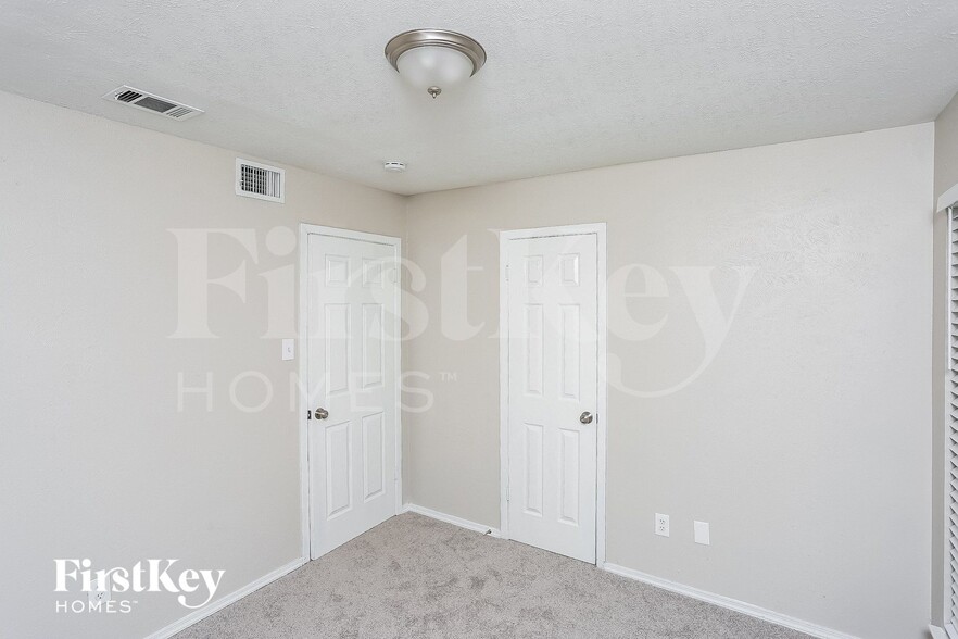 Building Photo - 5614 Sarasota Dr