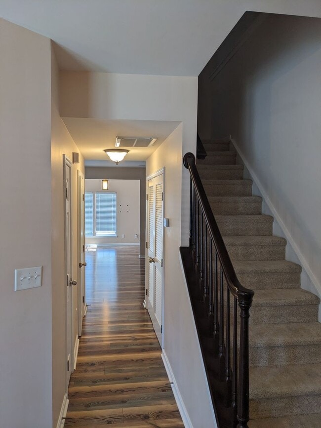 Building Photo - Townhome Close to I-485 and Shopping/Restaraunts