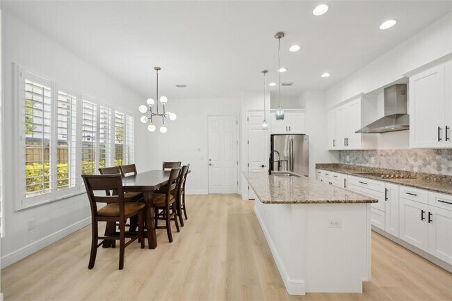 Building Photo - 307 S Arrawana Ave