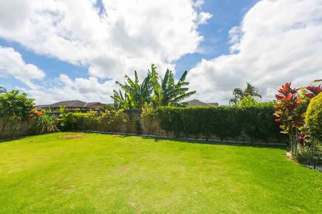 Building Photo - BACK ON MARKET**Single level spacious home...