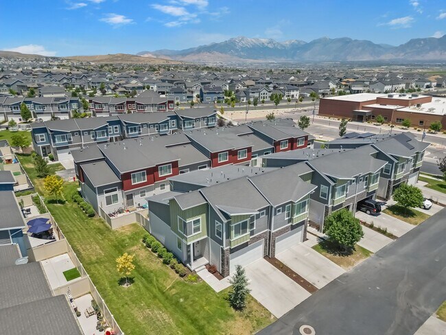 Building Photo - Stunning Row End Townhome In Great Location!