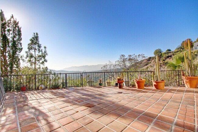 Building Photo - La Canada Townhouse In the Golf Course Com...