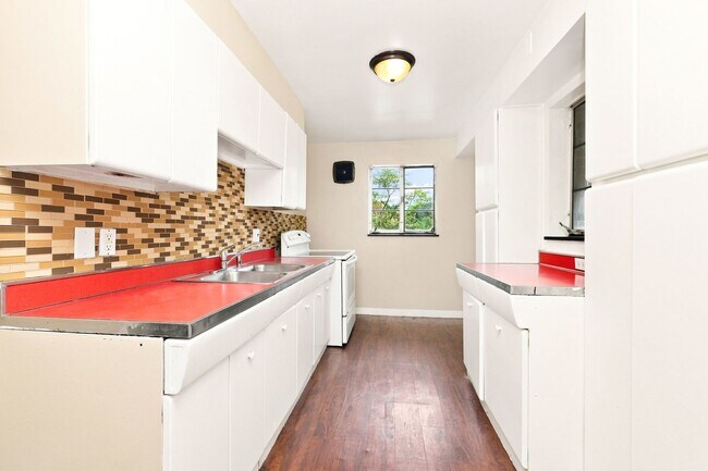 Building Photo - 960 Sherwood Dr