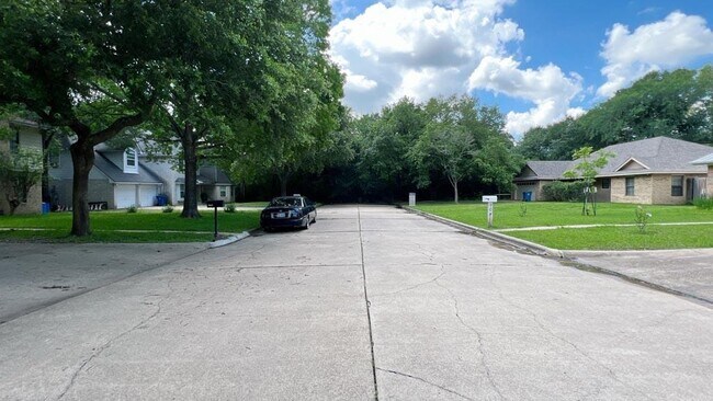 Building Photo - 903 Milroy Dr W