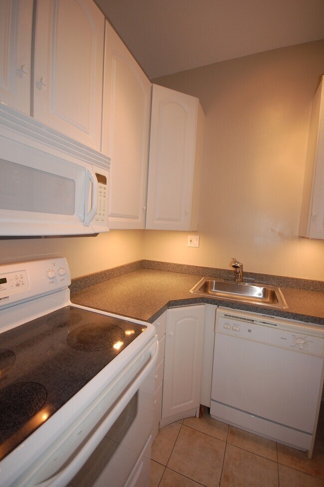 Building Photo - Top-Floor 1BR/1BA in Iconic Dupont Circle ...