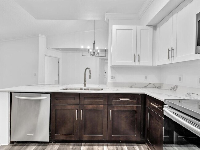 Building Photo - 2433 Centergate Dr