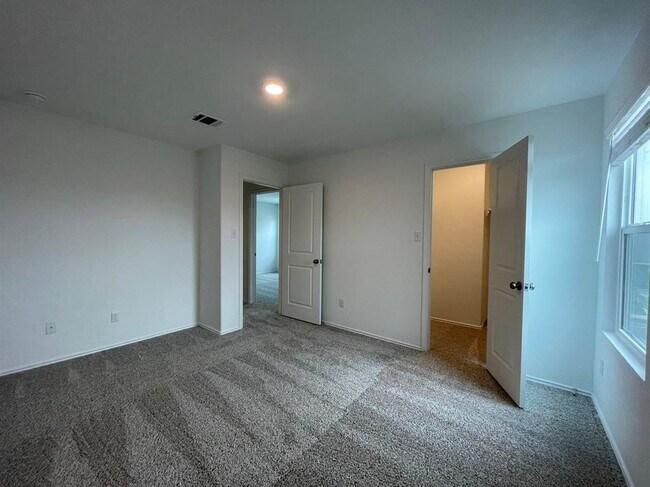 Building Photo - 433 Sebring Cir