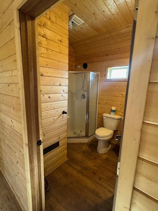 Building Photo - 4 BEDROOM HOME INCLUDES SEPARATE GUEST QUARTERS -FURNISHED OR UNFURNISHED- TONS OF PARKING