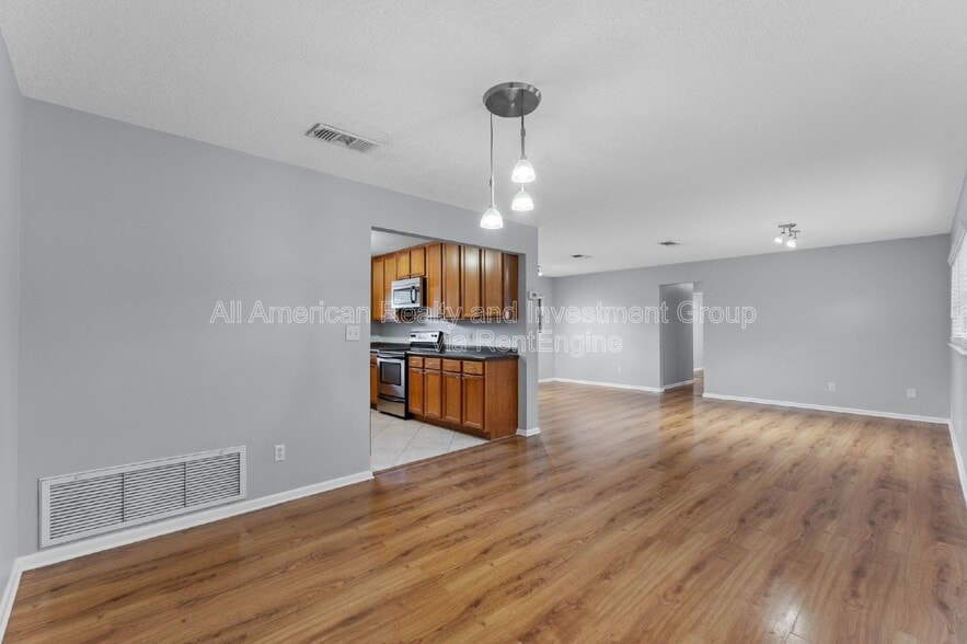 Building Photo - 26 Anastasia Dr SE