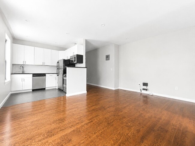 Building Photo - 546 Isham St