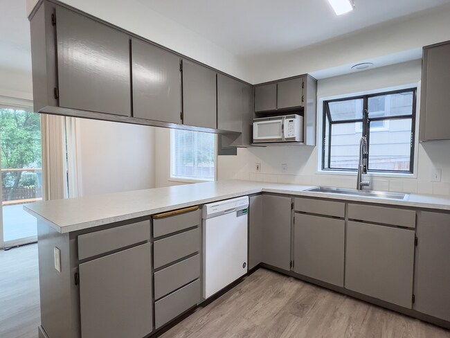 Building Photo - Charming Renovated Ranch 3 Bed + 2 Bath House! Washer & Dryer! Located in Portland's SE Brooklyn ...